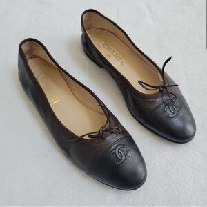 CHANEL Brown and Black Leather Cap-Toe Ballet Flats